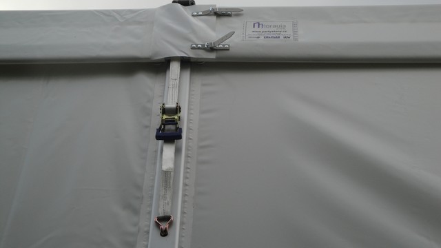 Vypnutí střešní plachty kurtnou-upínacím pásem